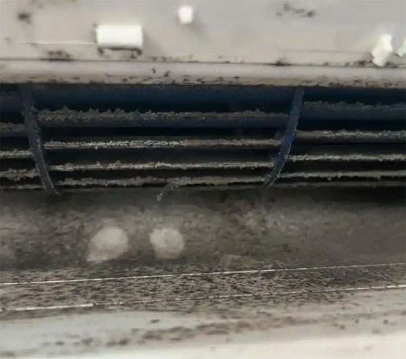 乐东空调吹的风有股烧焦味是怎么回事